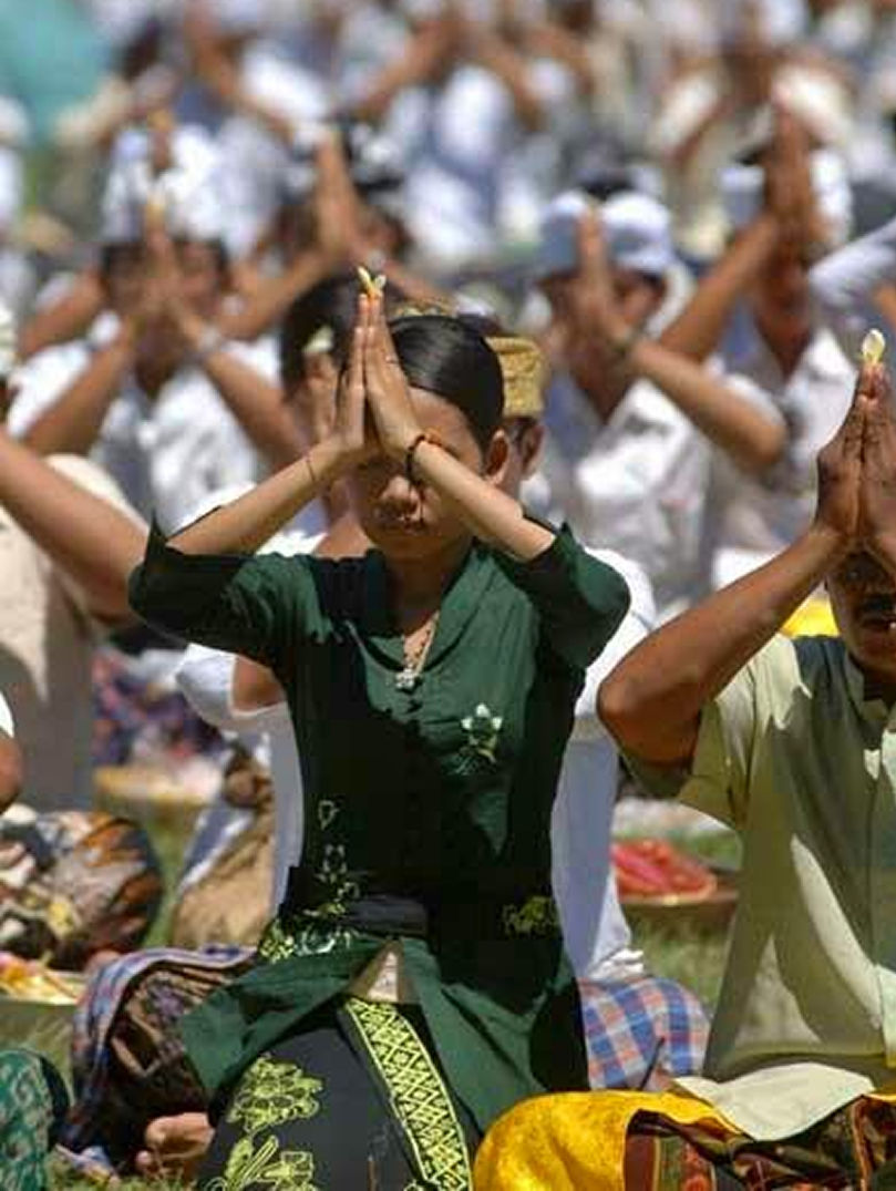 Umat Hindu Bali berdoa
